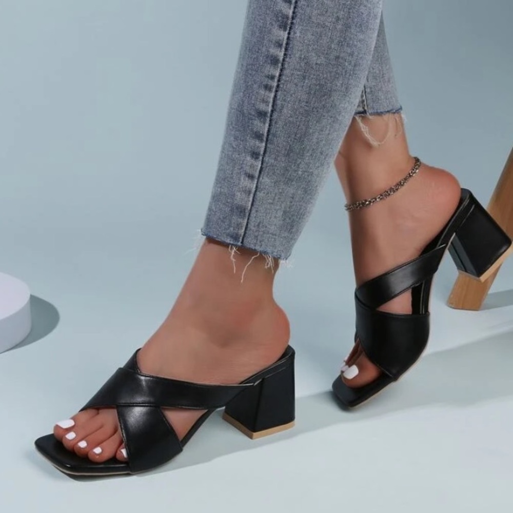 Block heel sandal